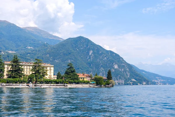 Menaggio Stad Comosjöns Strand Berg Bakgrunden Italien Skönheter — Stockfoto