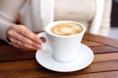 Kız beyaz Suite sabah bir fincan kahve içme