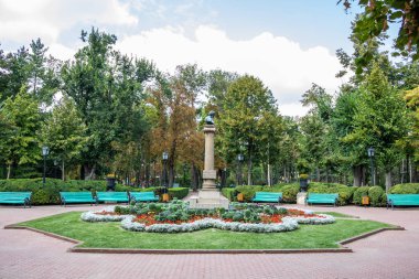 Kişinev, Moldova - 03 Eylül 2018: Heykel, Alexander Pushkin boş bir park. Yumuşak bulutlar ile güneşli gün