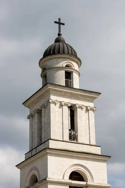 基希讷乌大教堂的 Stepple 天空中有戏剧性的云彩 摩尔多瓦美女 — 图库照片