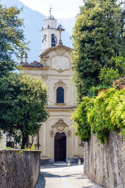 Drogi Kierunku Kościoła Lokalnego Zielonych Drzew Boki Menaggio Włochy — Zdjęcie stockowe