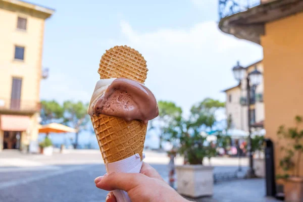 妇女手拿着冰淇淋与华夫饼 老建筑和科莫湖的背景 意大利梅纳焦 — 图库照片