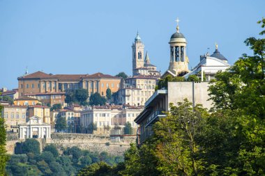 Arka plan üzerinde Santa Maria Maggiore Kilisesi ile şehir binalar. Bergamo, İtalya