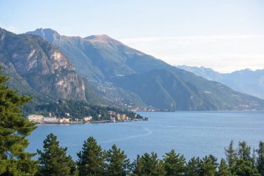 Cadenabbia ve Tremezzo kasabadan uzak görünümü. Arka planda dağlar. Lake Como, İtalya güzellikleri