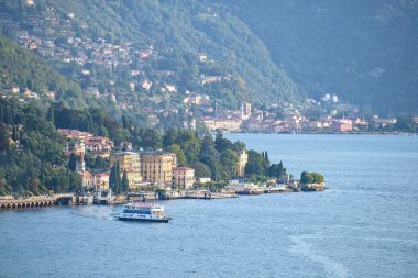 Cadenabbia kasabadan uzak görünümü. Su üzerinde seyir feribot. Arka planda dağlar. Lake Como, İtalya güzellikleri
