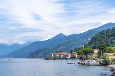 Bellagio şehir yan görünümden. Dağlar ve bulutlu gökyüzü arka plan üzerinde. Lake Como, İtalya