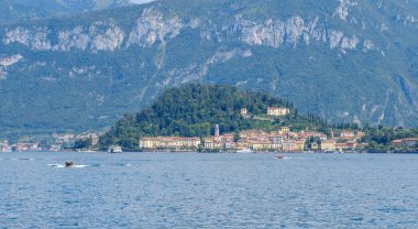 Bellagio şehirden uzak görünümü. Arka planda dağlar. Lake Como, İtalya