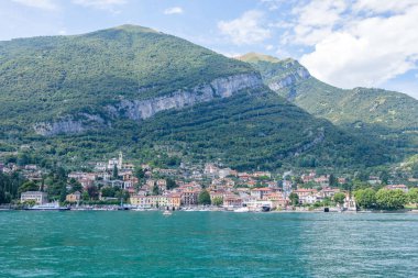 Como Gölü'nün Mezzegra şehirden uzakta görüntüleyin. Dağlar ve zemin üzerine mavi gökyüzü. İtalya güzellikleri