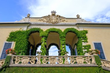 Villa Balbianello balkonda yeşil süslemeli bina. Güneşli bir gün. Lake Como, İtalya