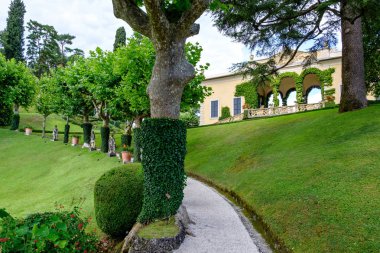 Villa del Balbianello yeşil bahçe. Lenno, İtalya
