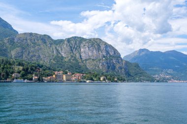Cadenabbia kasabadan uzak görünümü. Arka planda dağlar. Lake Como, İtalya güzellikleri