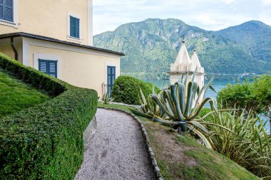 Villa del Balbianello yeşil bahçe. Como Gölü'nün arka plan üzerinde. Lenno, İtalya