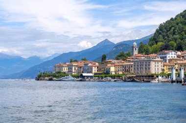 Bellagio şehir yan görünümden. Dağlar ve bulutlu gökyüzü arka plan üzerinde. Lake Como, İtalya
