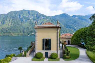Villa Balbianello bir parçası Dağları üzerinde arka plan ile. Lake Como, İtalya