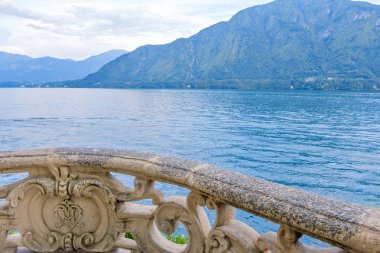Villa del Balbianello görünümden Como Gölü. Dağlar ve bulutlu gökyüzü. Lenno, İtalya