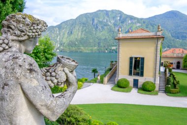 Villa Balbianello bahçe heykeli ile. Arka planda dağlar. Lake Como, İtalya