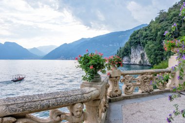 Villa del Balbianello görünümden Como Gölü. Dağlar ve bulutlu gökyüzü. Lenno, İtalya