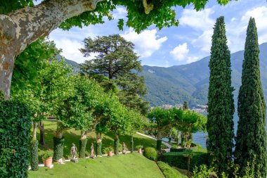Villa Balbianello yarda yeşil ağaçları ve süs eşyaları ile. Güneşli bir gün. Lake Como, İtalya