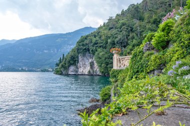 Villa del Balbianello görünümden Como Gölü. Dağlar ve bulutlu gökyüzü. Lenno, İtalya
