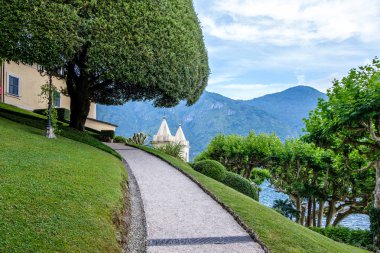 Villa del Balbianello yeşil bahçe. Dağlar ve artalanları Como Gölü. Lenno, İtalya