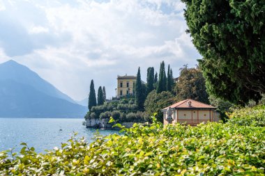 Lake Como, dağlar ve villa kıyısında. Varenna, İtalya