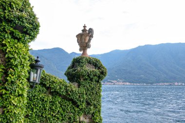 Villa del Balbianello görünümden Como Gölü. Dağlar ve bulutlu gökyüzü. Lenno, İtalya