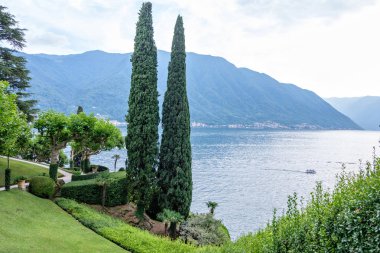 Villa del Balbianello görünümden Como Gölü. Dağlar ve bulutlu gökyüzü. Lenno, İtalya