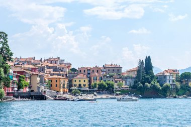 Como Gölü'nün görünüm Varenna kasabadan. Arka planda dağlar. İtalya güzellikleri