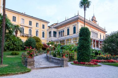 Grand Hotel Villa Serbelloni çiçekler ve ağaçlar batımında bahçeli. Bellagio, İtalya