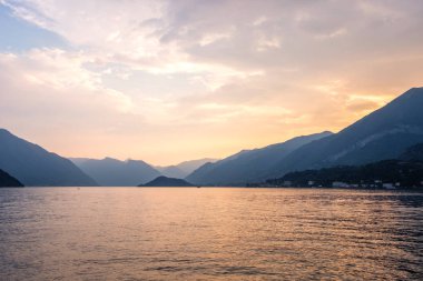 Gün batımında Dağları ile Como Gölü. Bulutlu gökyüzü. Bellagio, İtalya'dan görünüm