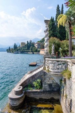 Como Gölü kıyısındaki eski merdivenlerde. Villa Monastero, Varenna, İtalya
