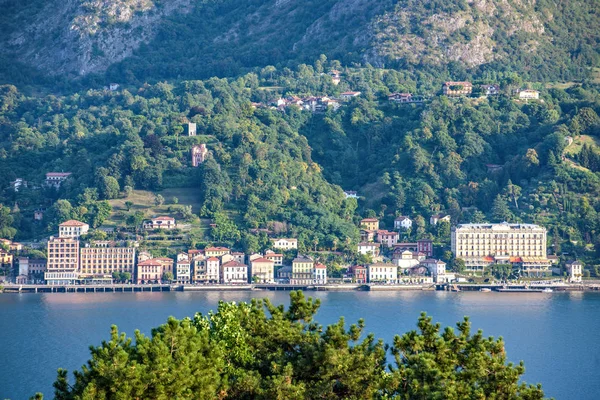 Tremezzo Město Domy Břehu Hory Pozadí Jezero Como Itálie — Stock fotografie