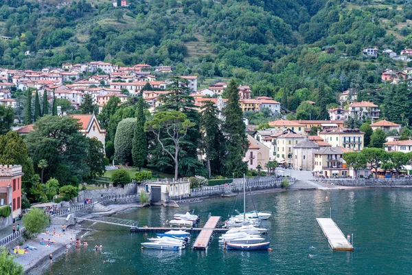 Lenno Město Pohledu Shora Zaparkovaných Jachty Hory Pozadí Jezero Como — Stock fotografie