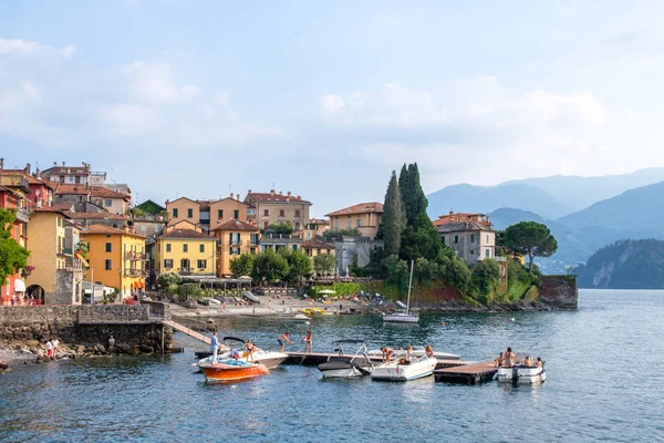 Varenna Port Vid Solnedgången Med Människor Att Kul Stranden Comosjön — Stockfoto