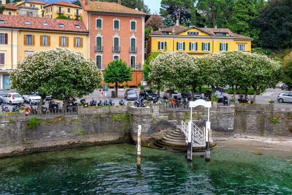 Bellagio City Shore Con Persone Auto Parcheggiate Vista Dal Lago — Foto Stock