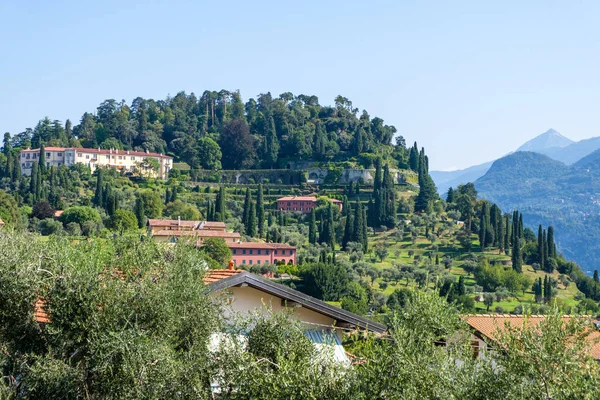 Ciudad Verdes Montañas Cielo Despejado Bellagio Italia Bellezas —  Fotos de Stock