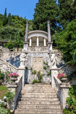 Como Gölü kıyısındaki eski merdivenlerde. Villa Monastero, Varenna, İtalya