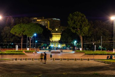 Promenade Piazza Vittoria'da geceleri insanlar. Cenova, İtalya