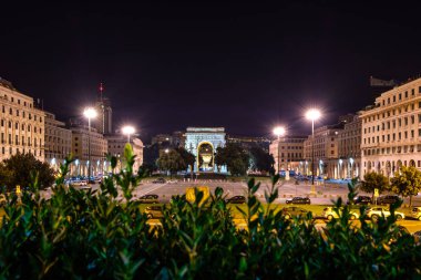 Zafer Arch gece ile Piazza Vittoria. Üstten havadan görünümü. Cenova, İtalya