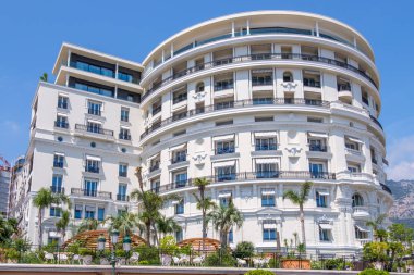 Lüks Hotel de Paris, gün ışığı. Alttan görüntüleyin. Monaco, Monte Carlo