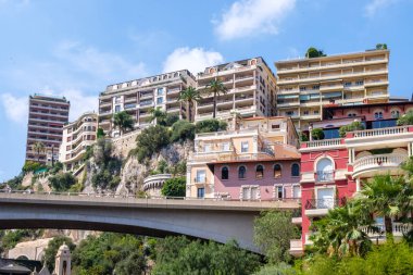 Otel binalar Köprüsü yakınlarında. Mavi gökyüzü arka plan üzerinde. Monte Carlo, Monaco