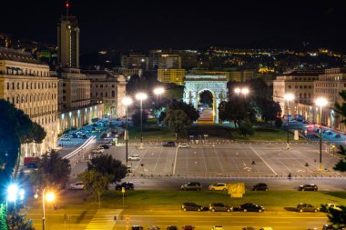 Zafer Arch gece ile Piazza Vittoria. Üstten havadan görünümü. Cenova, İtalya