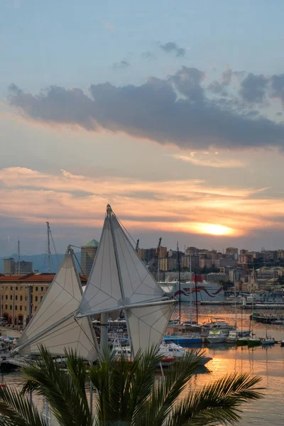 美丽的红色日落以上城市和港口 多云的天空 波尔图 热那亚 意大利 — 图库照片