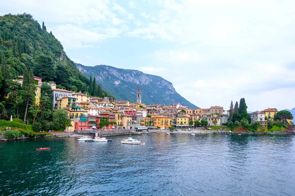 Varenna Ville Coucher Soleil Avec Des Bâtiments Colorés Yachts Garés — Photo