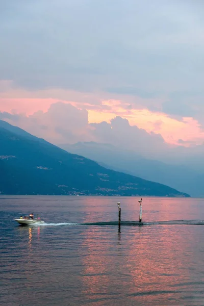 Seyir Hızlı Günbatımında Como Gölü Üzerinde Yat Uzun Pozlama Vurdu — Stok fotoğraf