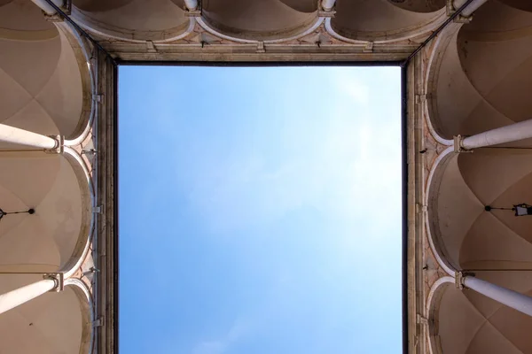ドリア トゥルジ宮殿の裏庭 青空に下からの抽象的なビュー ジェノヴァ イタリア — ストック写真