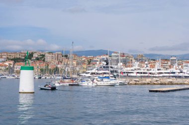 Cannes şehir yaz limanda. Sudan görüntüleyin. Park edilmiş yatlar. Fransa güzellikleri