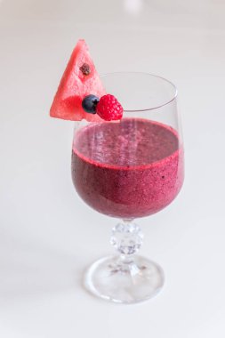 Ahududu güler yüzlü lezzetli karpuz dekorasyonu ile. İzole, yakın çekim shot