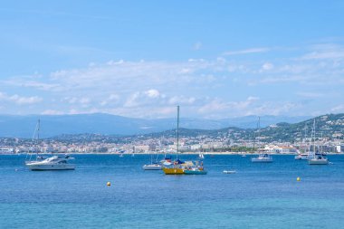 Gün ışığı, su gemilerde. Canlı masmavi bir deniz ve gökyüzü. Metin için yer. Ada Sainte-Marguerite, Cannes, Fransa