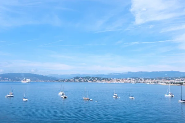 日光で水の上の船 鮮やかな青い海と空 テキストを配置します カンヌ フランス — ストック写真
